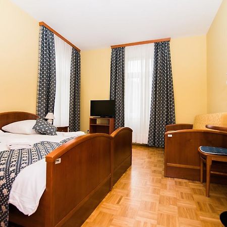 Garni Hotel Vila Ana โรกัชกา สลาทินา ภายนอก รูปภาพ