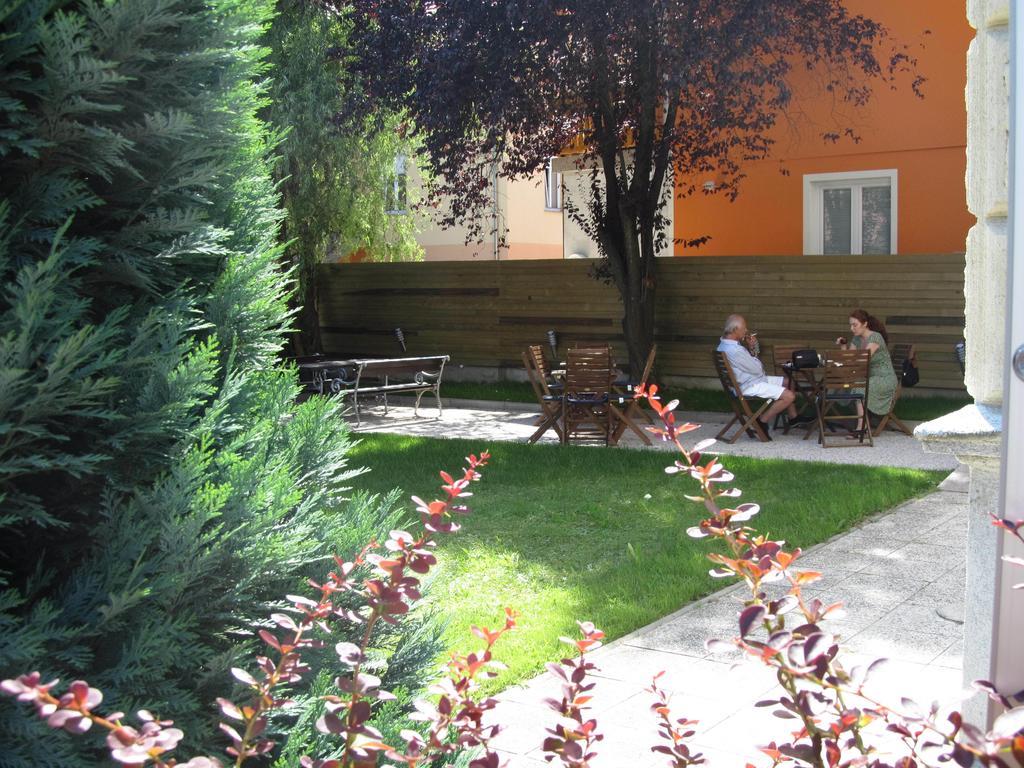 Garni Hotel Vila Ana โรกัชกา สลาทินา ภายนอก รูปภาพ